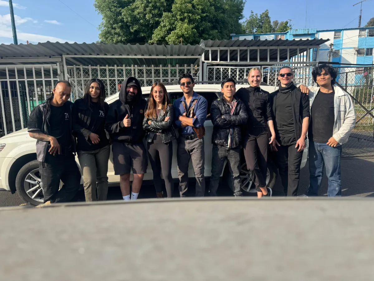 Gruppebilde av skuespillerne og stuntteamet i Mexico