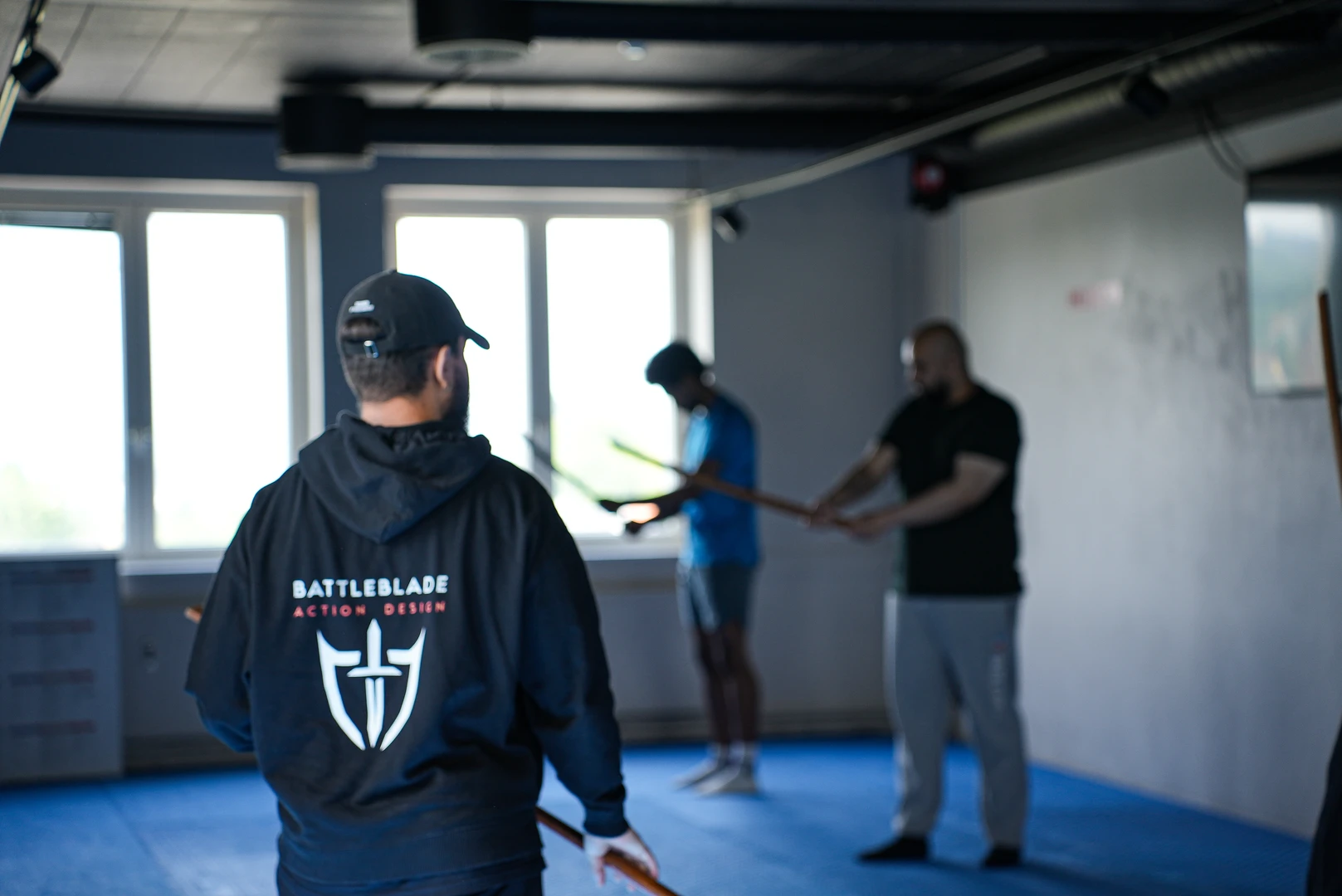 Katanautveksling i par i en klasse i filmatisk fightkoreografi