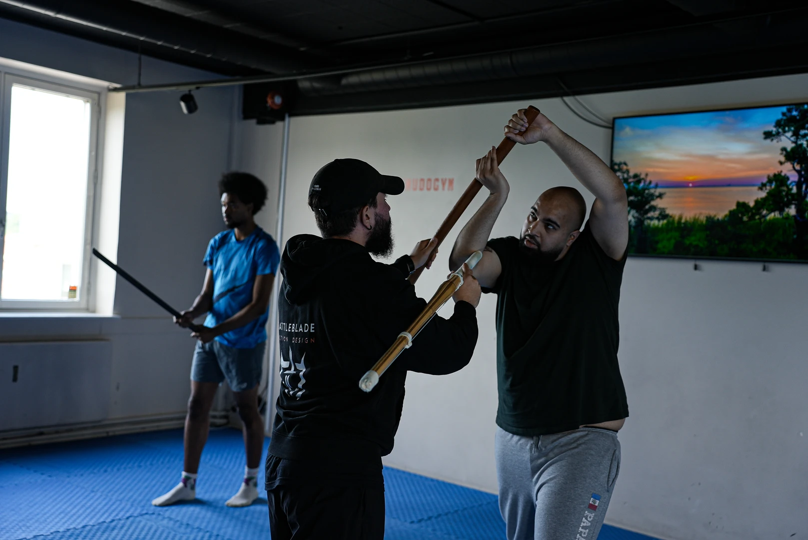 Klasse i filmatisk fighting som jobber med timing og avstand