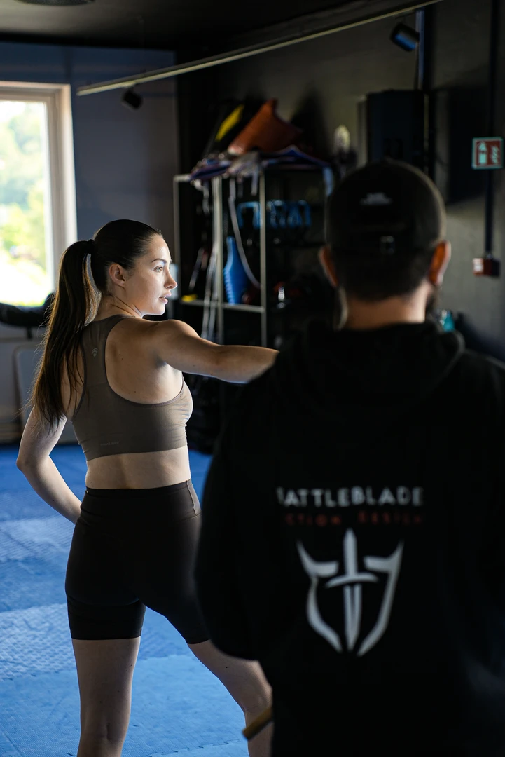 Øvelse på sverdslag i en filmatisk fightklasse