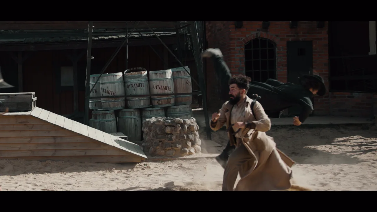 Fra Battleblades action design-reel: slåsskamper i en westernby, et hopp fra et tak og en slåsskamp inne i en vogn