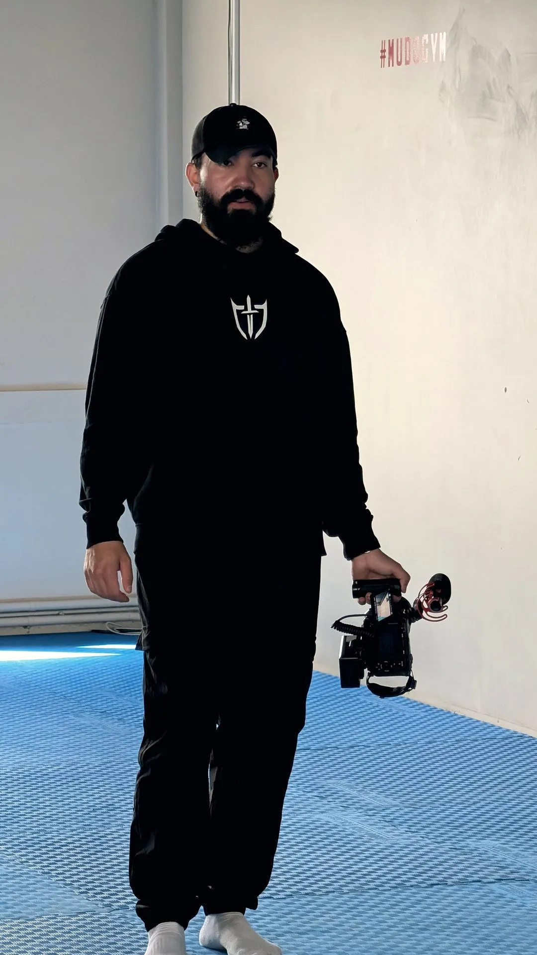 Bertan Berber går inn på settet med et kamera på gimbal