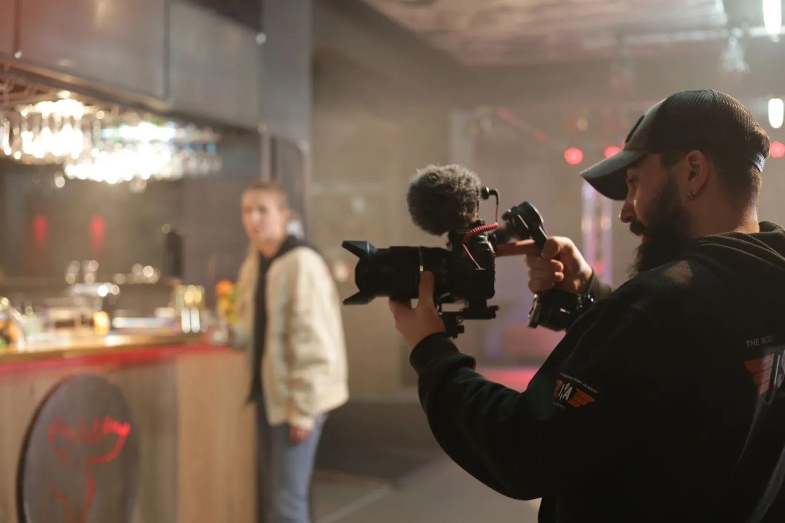 Bertan Berber filmer en scene med en kamerarigg